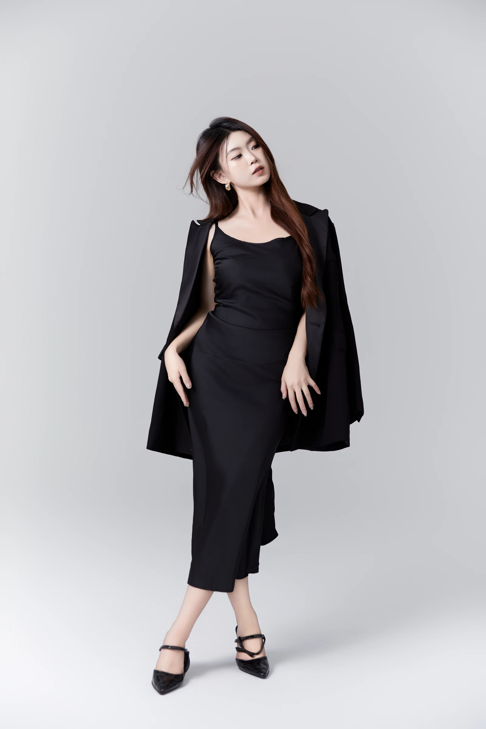 [YITUYU]艺图语-2024.10.15-黑色西装写真-CARLEE是77呀-[21P-282MB]-2.webp